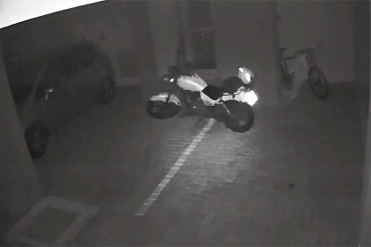34b605ff-moto-fantasma4_Easy-Resize.com_