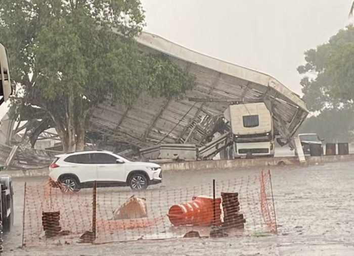 temporal-em-tabocao-derruba-estrutura-de-posto-de-combustiveis